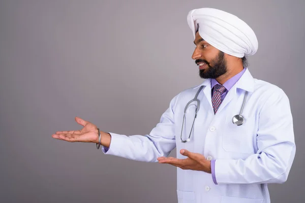 Retrato de jovem indiano Sikh homem médico sorrindo — Fotografia de Stock