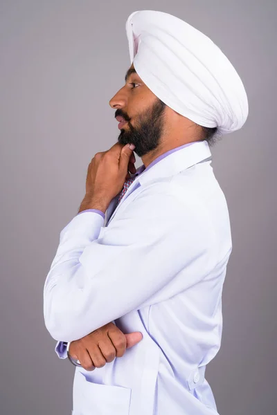 Profilo visualizzare il ritratto di Indian Sikh man doctor — Foto Stock