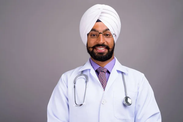 Portret młodego lekarza człowiek Indian Sikh uśmiechający się — Zdjęcie stockowe