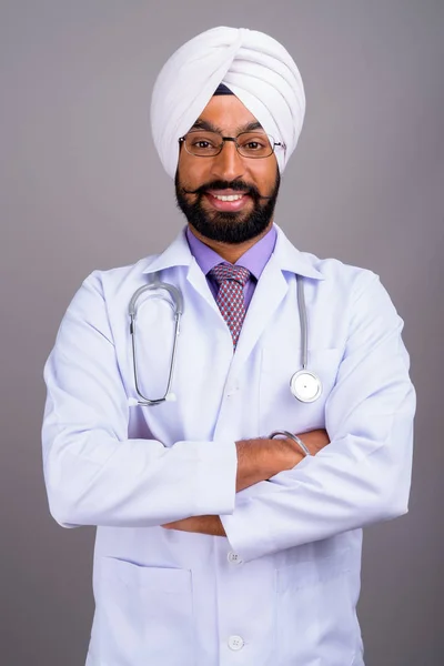 Retrato de jovem indiano Sikh homem médico sorrindo — Fotografia de Stock