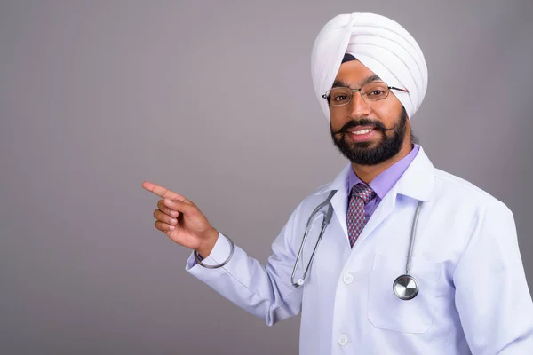 Retrato de jovem indiano Sikh homem médico sorrindo — Fotografia de Stock