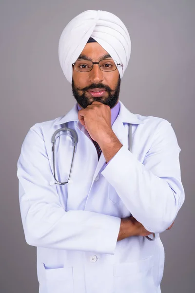 Retrato de jovem indiano Sikh homem médico — Fotografia de Stock