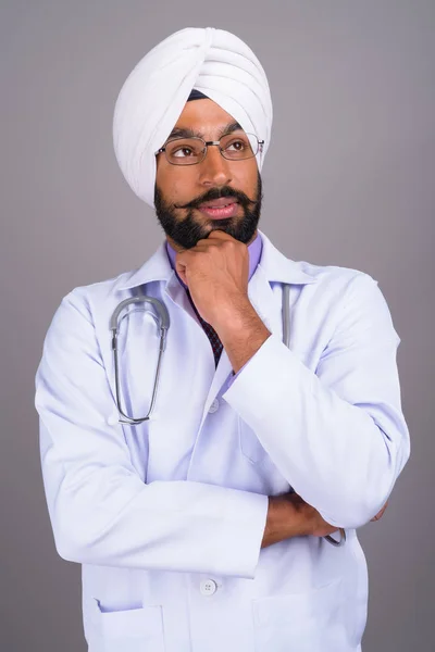 Retrato de jovem indiano Sikh homem médico pensando — Fotografia de Stock