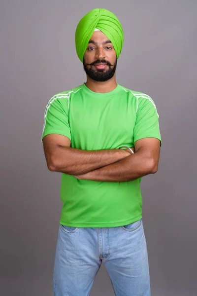 Giovane bel Sikh indiano che indossa turbante e camicia verde — Foto Stock