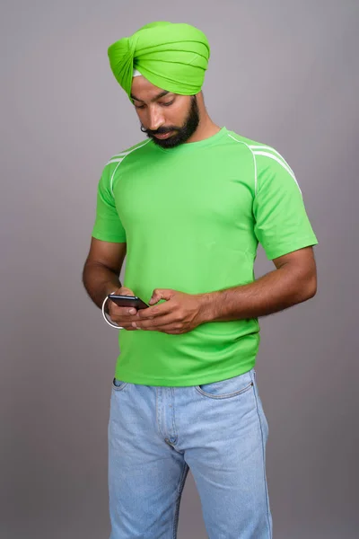 Jeune beau Sikh indien portant turban et chemise verte — Photo