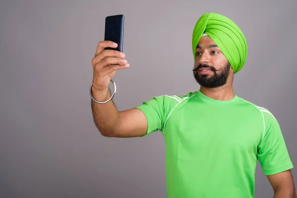 Jeune beau Sikh indien prenant selfie avec téléphone mobile — Photo