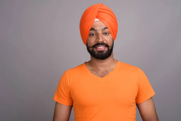 Indiano Sikh homem vestindo turbante e camisa laranja — Fotografia de Stock