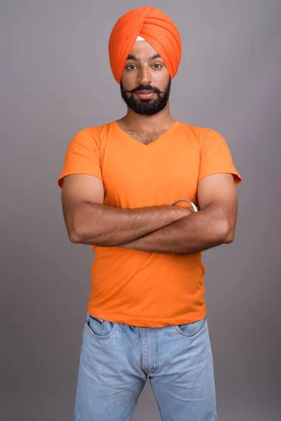 Indiano Sikh homem vestindo turbante e camisa laranja — Fotografia de Stock