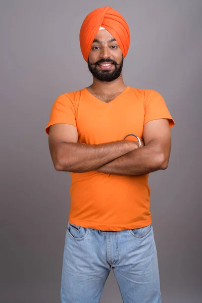 Indiano Sikh homem vestindo turbante e camisa laranja — Fotografia de Stock