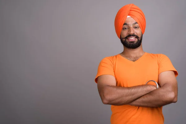 Indiano Sikh homem vestindo turbante e camisa laranja — Fotografia de Stock