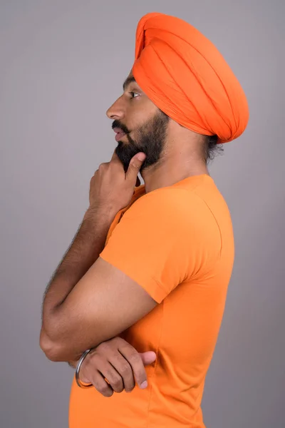 Ινδός Σίχ άντρας φορώντας τουρμπάνι και πορτοκαλί πουκάμισο — Φωτογραφία Αρχείου