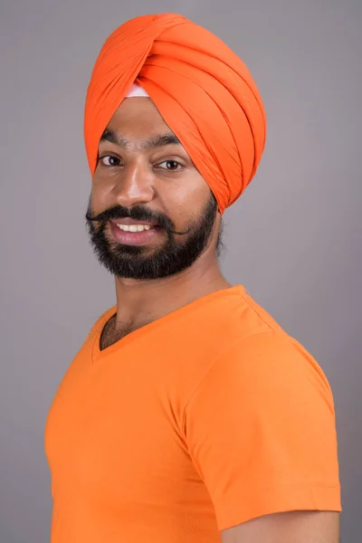 Indian Sikh man wearing turban and orange shirt — Stock Photo, Image