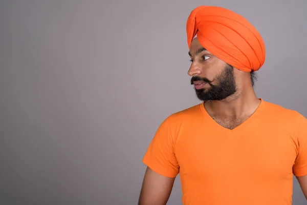 Indiano Sikh homem vestindo turbante e camisa laranja — Fotografia de Stock