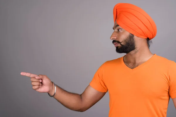 터번과 오렌지 셔츠를 입은 인도 시크교 남자 — 스톡 사진