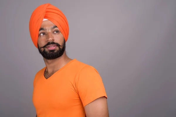 Индийский сикх в тюрбане и оранжевой рубашке — стоковое фото