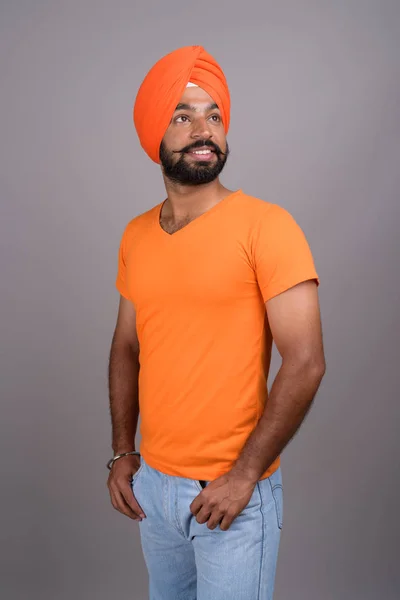 Indiano Sikh homem vestindo turbante e camisa laranja — Fotografia de Stock