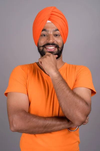 Indická Sikh muž v turbanu a oranžové tričko — Stock fotografie