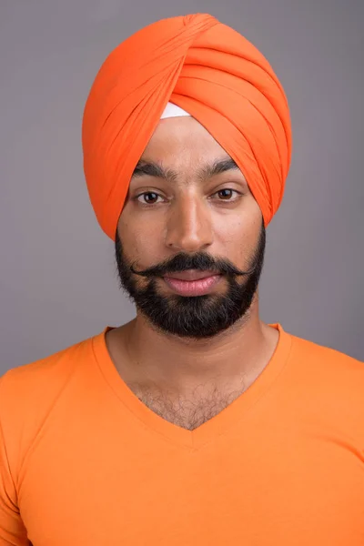 Indická Sikh muž v turbanu a oranžové tričko — Stock fotografie
