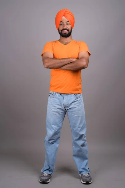 Indian Sikh man wearing turban and orange shirt — Stock Photo, Image