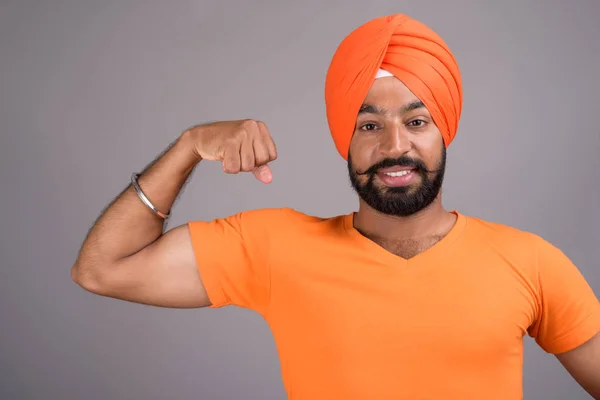 Indiano Sikh uomo indossa turbante e camicia arancione — Foto Stock