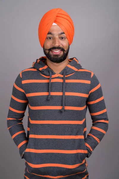 Junge hübsche indische sikh Mann trägt orangefarbenen Turban — Stockfoto