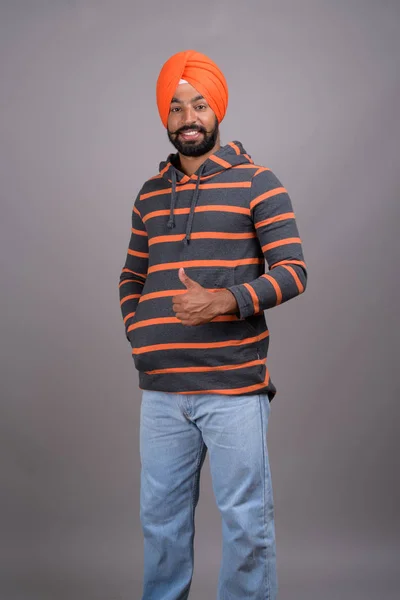 Full length shot of young handsome Indian Sikh man with turban — ストック写真