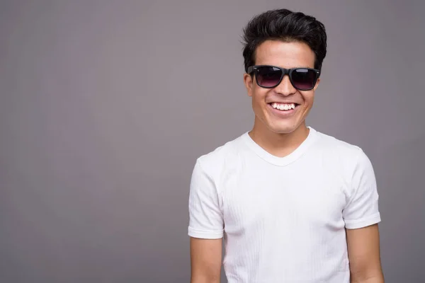 Retrato de joven asiático sobre fondo gris — Foto de Stock