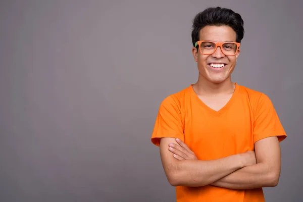 Retrato de joven asiático sobre fondo gris — Foto de Stock