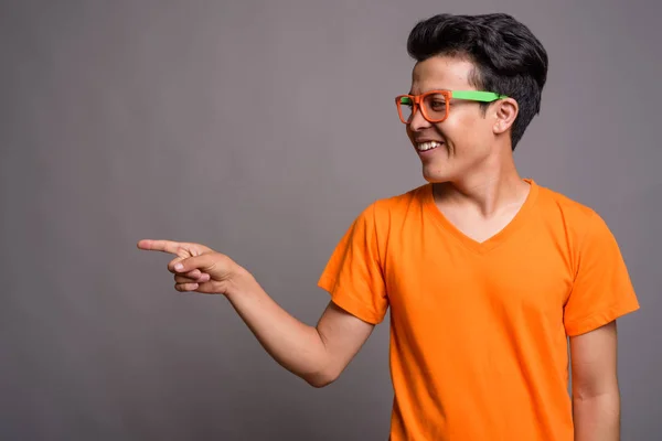 Retrato de joven asiático sobre fondo gris —  Fotos de Stock