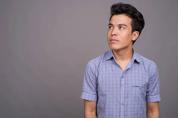 Retrato de joven empresario asiático sobre fondo gris — Foto de Stock