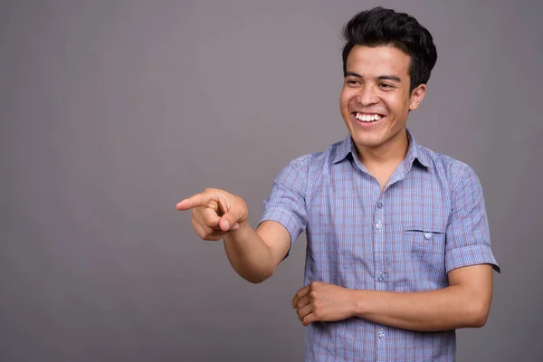 Retrato de joven empresario asiático sobre fondo gris — Foto de Stock