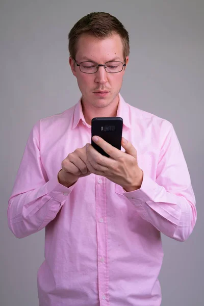 Молодий красивий бізнесмен використовує телефон з окулярами — стокове фото