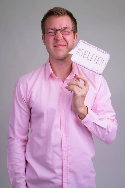 Retrato de un joven empresario frustrado con un cartel de papel selfie —  Fotos de Stock