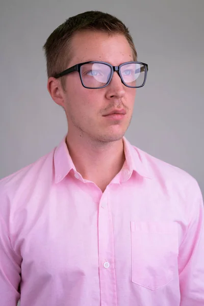 Лицо молодого красивого ботаника-бизнесмена, думающего в очках — стоковое фото