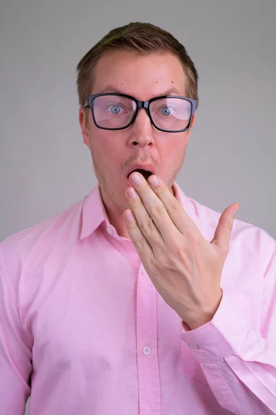 Rosto de surpreendido jovem nerd empresário com óculos — Fotografia de Stock