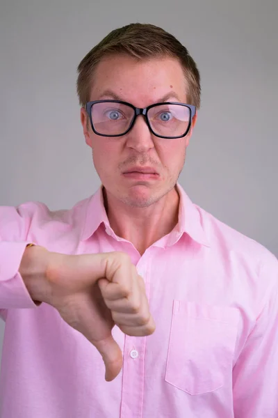 Πρόσωπο του επιχειρηματία θυμωμένος νεαρός nerd δίνοντας τους αντίχειρες προς τα κάτω — Φωτογραφία Αρχείου