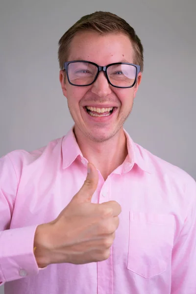 Cara de joven feliz empollón hombre de negocios mirando emocionado mientras que da pulgares hacia arriba — Foto de Stock