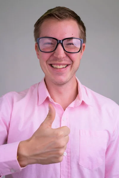 Ansikte av unga lycklig nörd affärsman ger tummen upp — Stockfoto