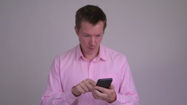 Jonge gelukkig zakenman met behulp van de telefoon en het krijgen van goed nieuws — Stockvideo