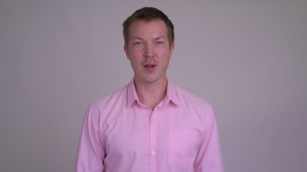 Boldog fiatal, jóképű üzletember beszél arca — Stock videók