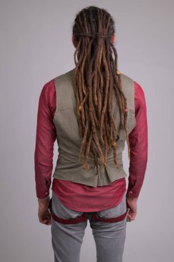 Arkadan Görünüş dreadlocks ile genç işadamı
