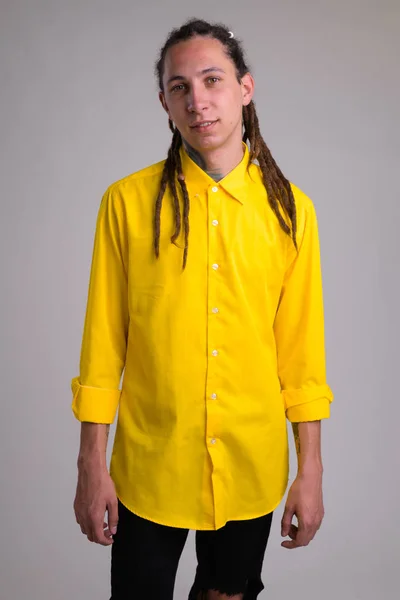 Retrato de jovem empresário feliz com dreadlocks sorrindo — Fotografia de Stock