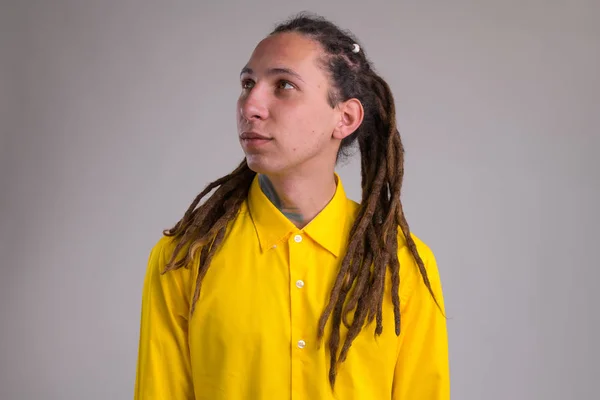 Rostro de joven hombre de negocios guapo con rastas pensando — Foto de Stock