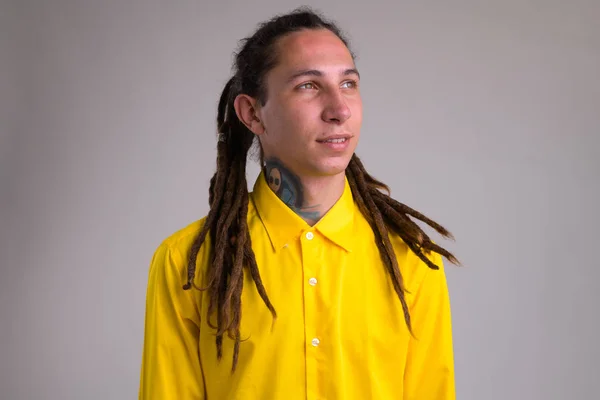 Rostro de joven hombre de negocios feliz con rastas pensando — Foto de Stock