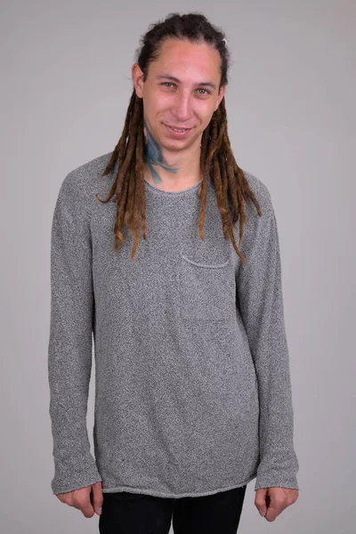 Retrato de jovem e bonito homem feliz com dreadlocks sorrindo — Fotografia de Stock