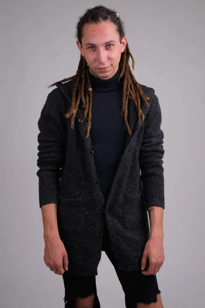 Retrato de homem bonito jovem com dreadlocks — Fotografia de Stock