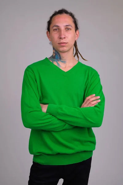 Retrato de homem bonito jovem com dreadlocks cruzando braços — Fotografia de Stock