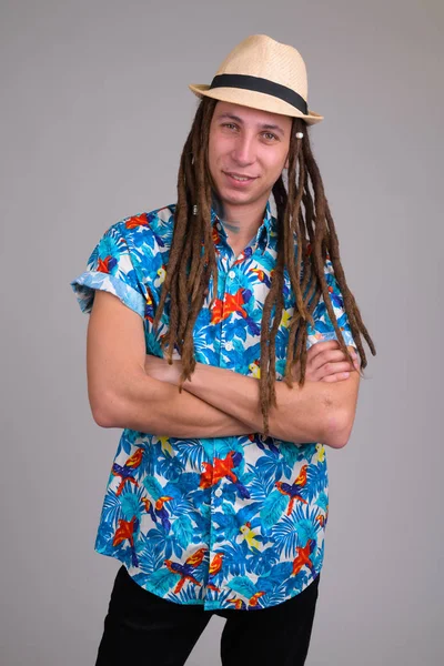 Retrato de jovem turista feliz com dreadlocks cruzando braços — Fotografia de Stock