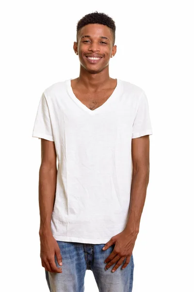 Jovem homem africano feliz sorrindo isolado contra fundo branco — Fotografia de Stock