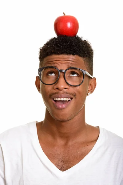 Jovem homem africano feliz com maçã na cabeça — Fotografia de Stock